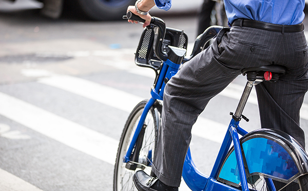 Henkilö pyöräilemässä sinisellä pyörällä