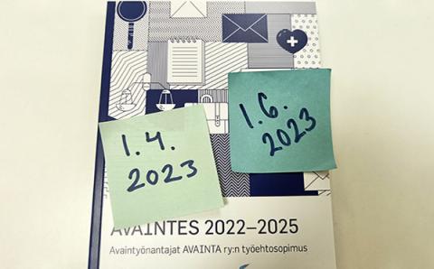 Avaites-kirjan kannet, joissa post-it laput 1.4.2023 ja 1.6.2023